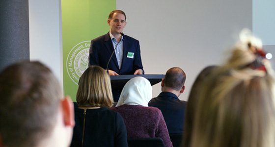 Christian Wellbrock von der Universität zu Köln begrüßt die Teilnehmer des Symposiums "Erfolgreicher digitaler Journalismus". Foto: Daniel Kunkel